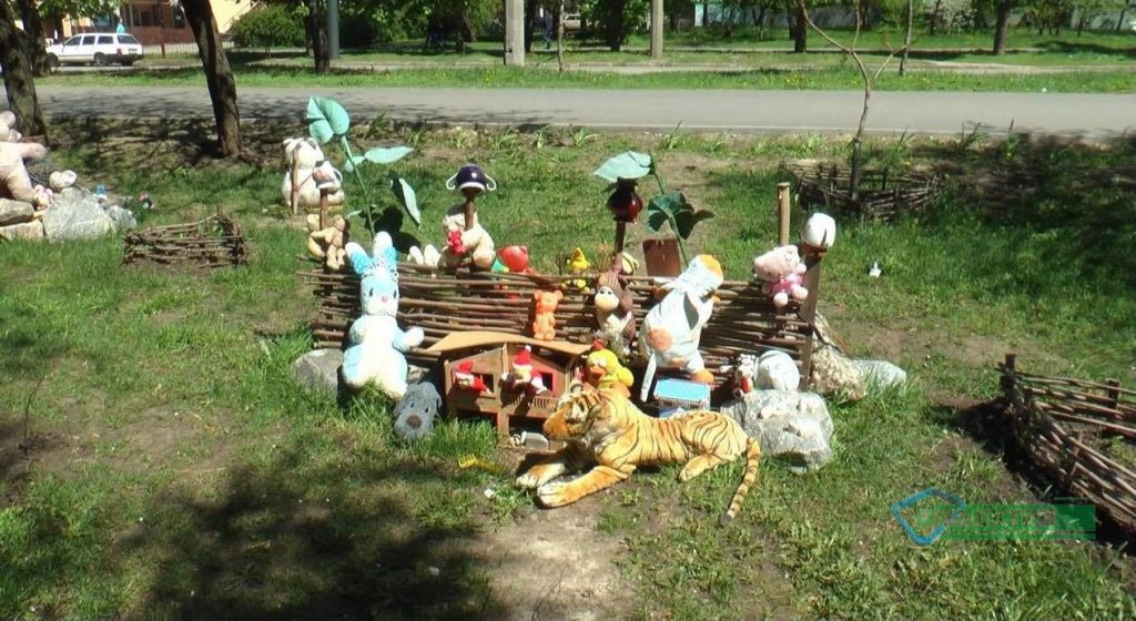 На Салтовке один из дворов украсили мягкими игрушками (фото)