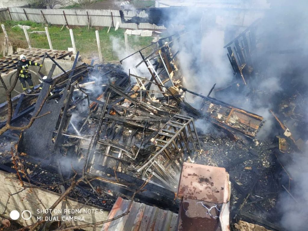 В Харькове сгорел частный дом (фото, видео)