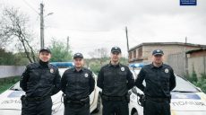 Харьковчанка поблагодарила патрульного, который на руках вынес из зоны пожара ее 79-летнюю мать (фото)