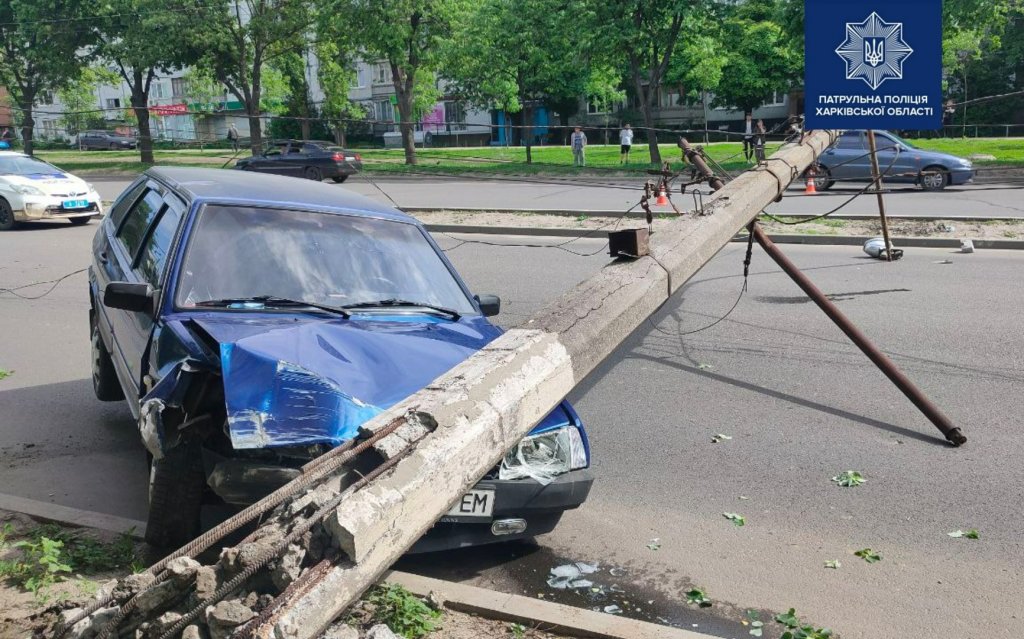 В Харькове водитель сбил столб (фото)