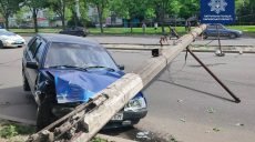 В Харькове водитель сбил столб (фото)