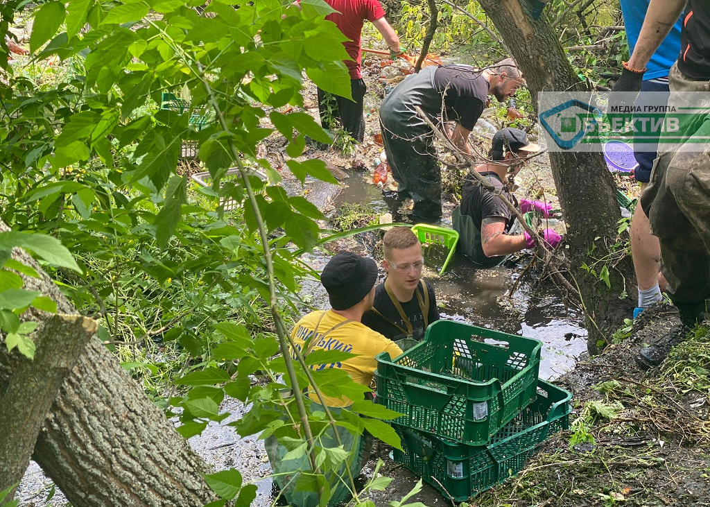 Харьковские экоактивисты убирают речку Уды - фото 2