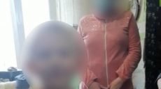 Полиция забрала у пьяной харьковчанки двух маленьких голодных детей (фото)