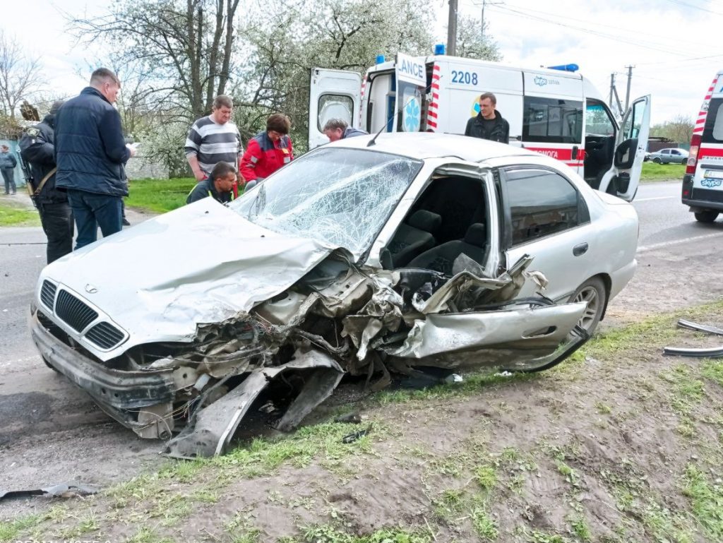 На Харьковщине спасатели деблокировали пострадавшего водителя из покореженного авто (фото)