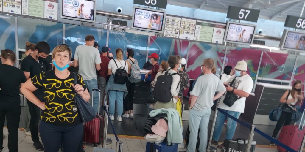 Втратили від 7,5 до 14 тисяч гривень: харків’яни, які застрягли на Кіпрі, обурені авіаперевізником (відео)