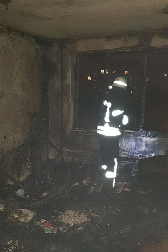 Харьковские спасатели потушили пожар в многоэтажке (фото)