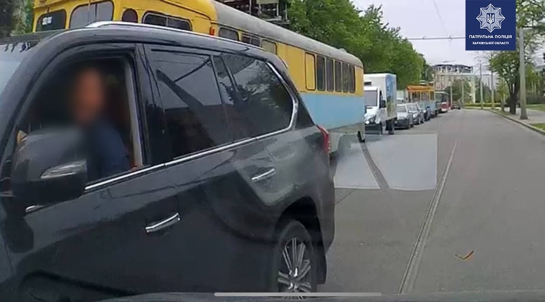 Патрульные нашли водителя Lexus, который ехал трамвайными путями и провоцировал ДТП (фото)