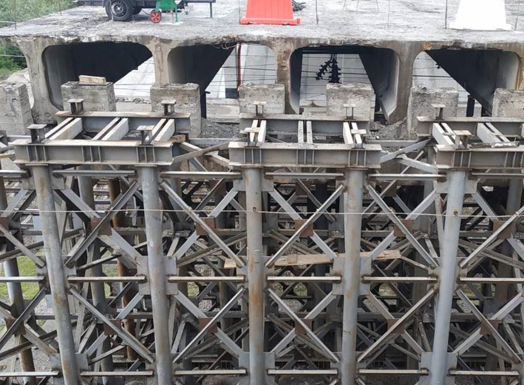 Дорожники разобрали часть Песочинского моста (фото)