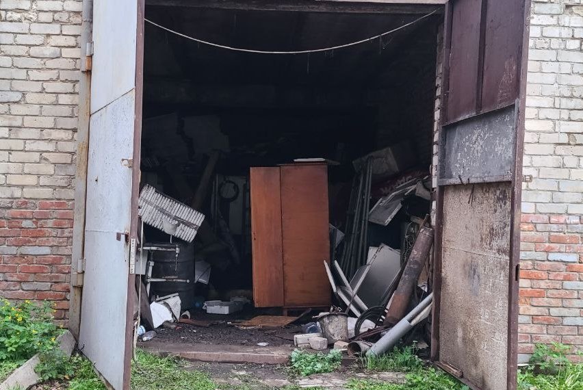 В Харькове сгорел гараж, владельца с ожогами отправили в больницу (фото)