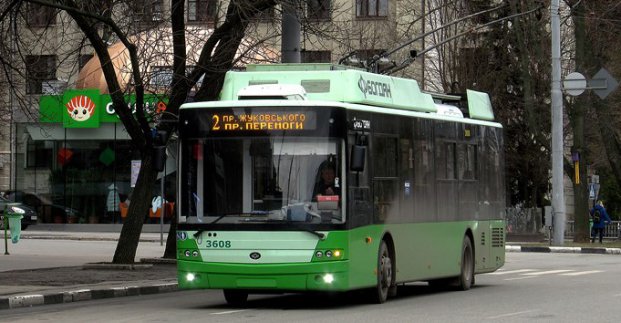 На 9 Мая троллейбусы будут ходить дольше, а трамваи продлят маршруты