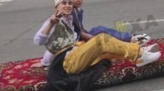 По дороге в центре Харькова разъезжали двое на «ковре-самолете» (видео)