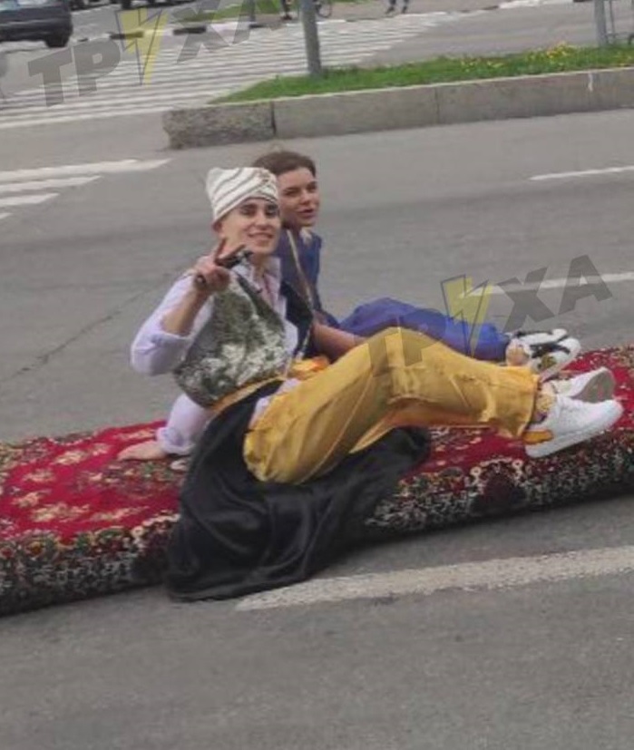 По дороге в центре Харькова разъезжали двое на «ковре-самолете» (видео)