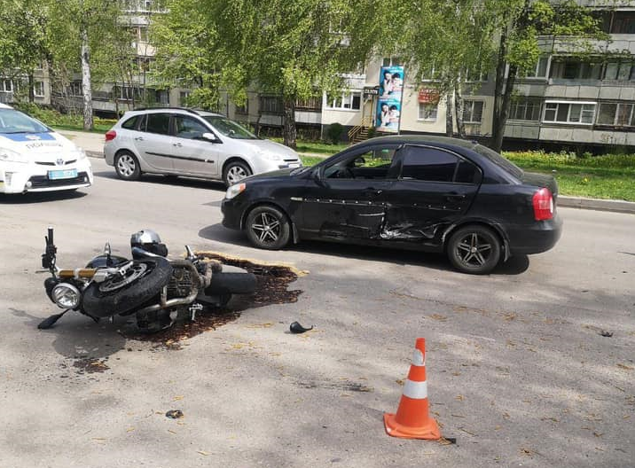 В Харькове мотоциклист столкнулся с легковушкой: есть пострадавшие (фото)