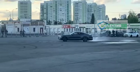 В Харькове на парковке устроили дрифт-шоу (видео)