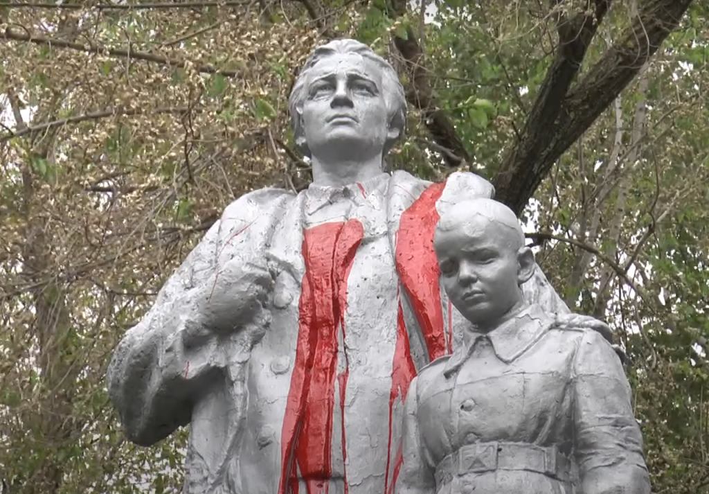 На Харьковщине вандалы испортили памятник, установленный на братской могиле