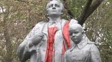 На Харьковщине вандалы испортили памятник, установленный на братской могиле