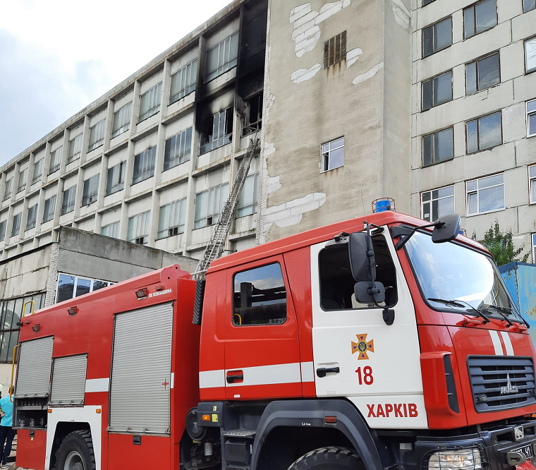 В Харькове второй час тушат завод «Коммунар» (фото)