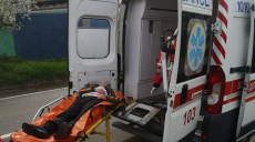 На Харьковщине коп спас женщину, которая потеряла сознание посреди улицы