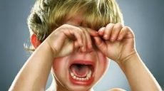 На Харьковщине малыш без присмотра бегал голышом под дождем (видео)