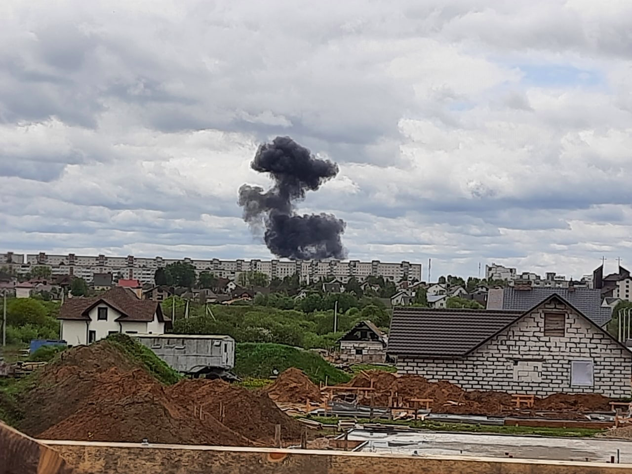 Двое летчиков военного самолета погибли в Барановичах (Беларусь), а самолет упал на дома (фото, видео)