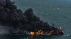 Пляжи Шри-Ланки пострадали от разлива нефти и пожара на контейнеровозе (фото)
