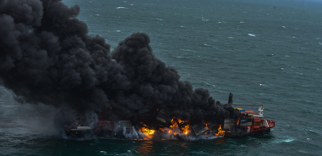 Пляжи Шри-Ланки пострадали от разлива нефти и пожара на контейнеровозе (фото)