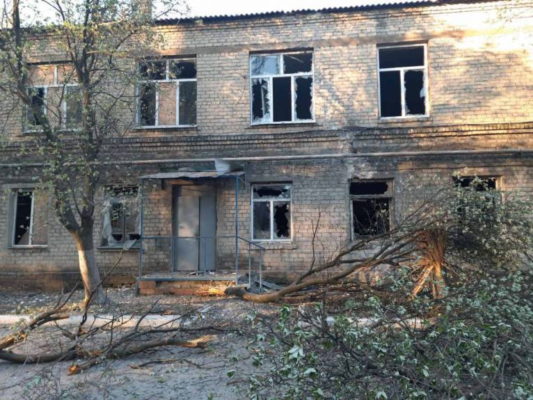 В прифронтовой Красногоровке оккупанты обстреляли больницу с ковидными пациентами (фото)