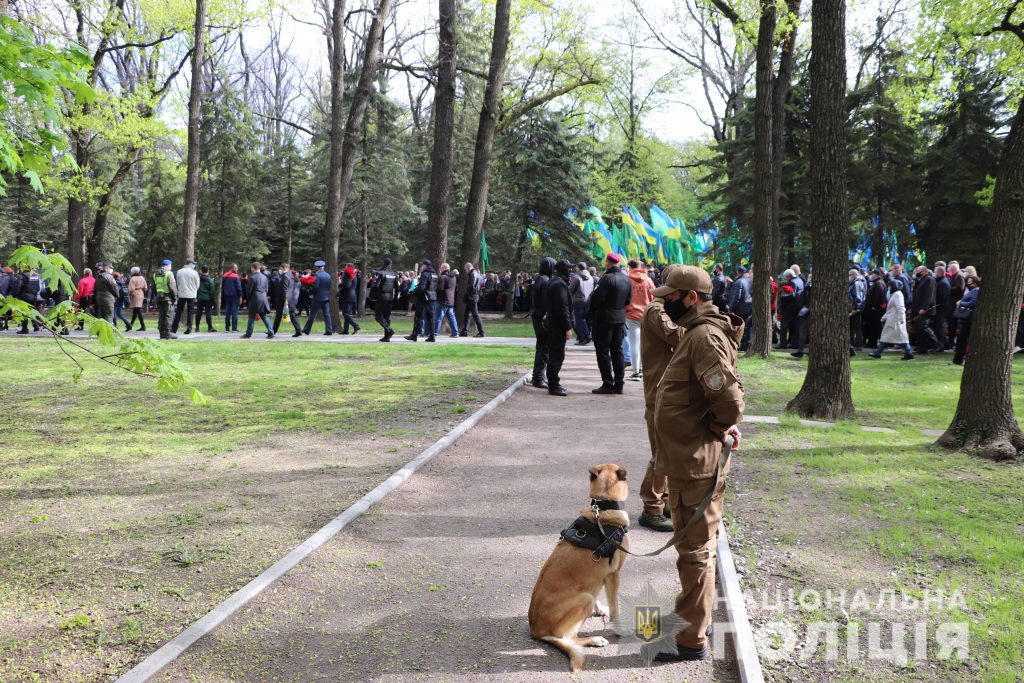 Полицейские обеспечили правопорядок во время торжеств на Мемориале Славы в Харькове (фото)