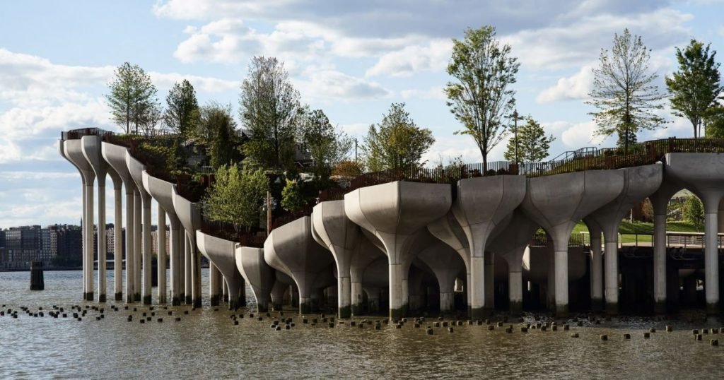 На Гудзоне в Нью-Йорке построили парк на бетонных колоннах (фото)