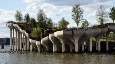 На Гудзоне в Нью-Йорке построили парк на бетонных колоннах (фото)