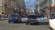 Ехал по «встречке» в центре Харькова: водителя иномарки привлекли к ответственности (фото)