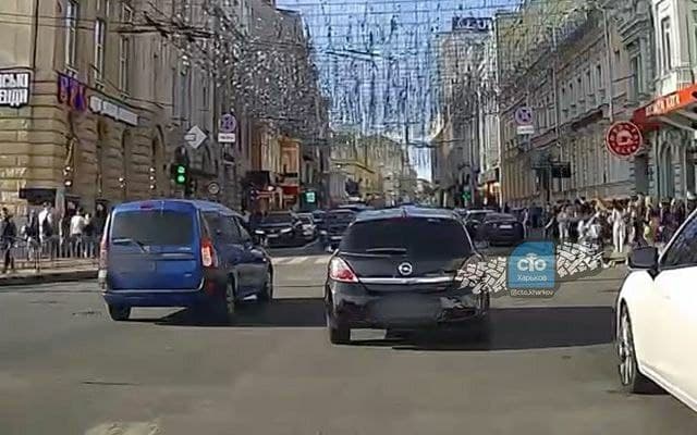 Ехал по «встречке» в центре Харькова: водителя иномарки привлекли к ответственности (фото)
