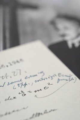 1,2 млн долларов заплатил неизвестный за письмо Эйнштейна с формулой E = mc2 (видео)