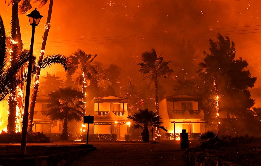 Лесные пожары в Греции — эвакуировали жителей шести населенных пунктов (фото)