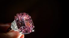 На аукционе в Китае за баснословные деньги был продан нежно-розовый бриллиант (фото)