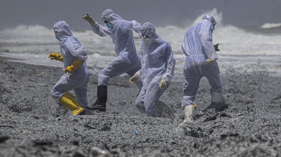 Пляжи Шри-Ланки очищают от химикатов и нефтепродуктов