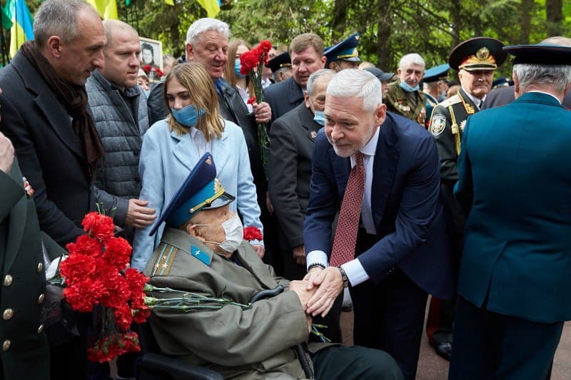 Игорь Терехов вместе с харьковчанами возложил цветы к Мемориалу Славы