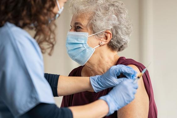 Чтобы вакцинироваться против COVID-19, декларация с семейным врачом не нужна — НСЗУ