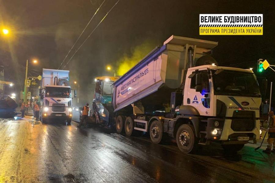 На въезде в Харьков со стороны Чугуева начали укладывать верхний слой из асфальтобетона (фото)