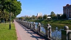 В центре Харькова вандал открутил гранитный шар и кинул его в реку (видео)