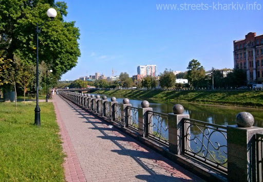 В центре Харькова вандал открутил гранитный шар и кинул его в реку (видео)
