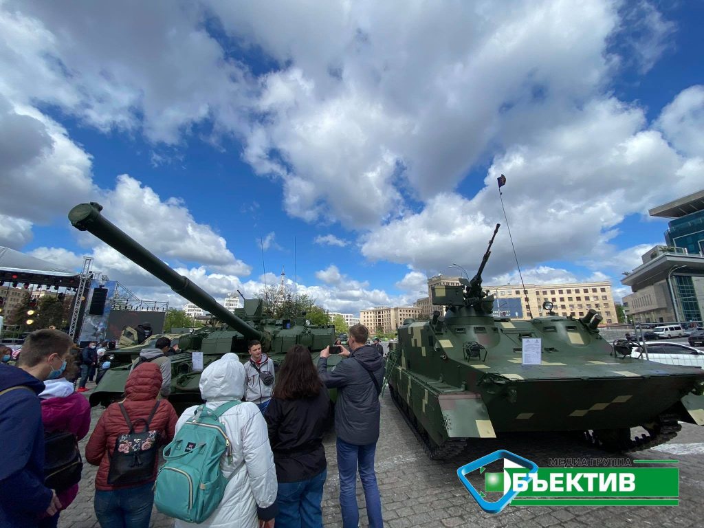 В Харькове на главной площади поют «День Победы» и ездит ретро-техника (фото, видео)