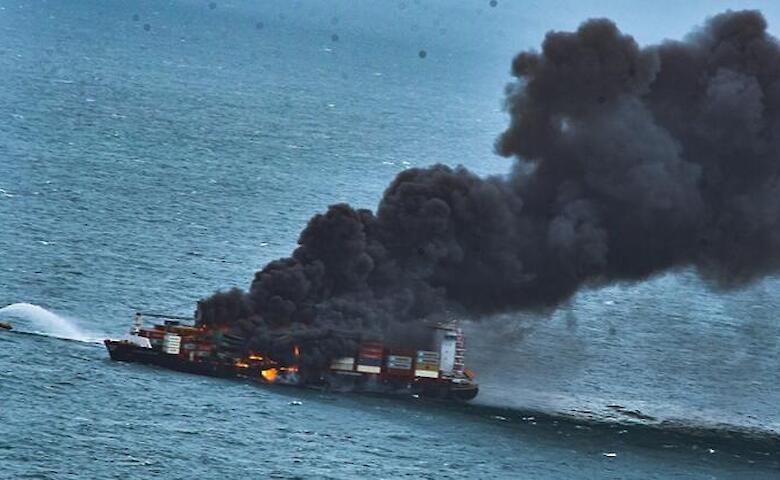 У берегов Шри-Ланки на борту корабля взорвались контейнеры с азотной кислотой (видео)
