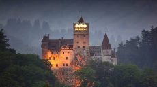 Румынский замок Бран — замок Дракулы — предлагает туристам вакцинироваться от ковида