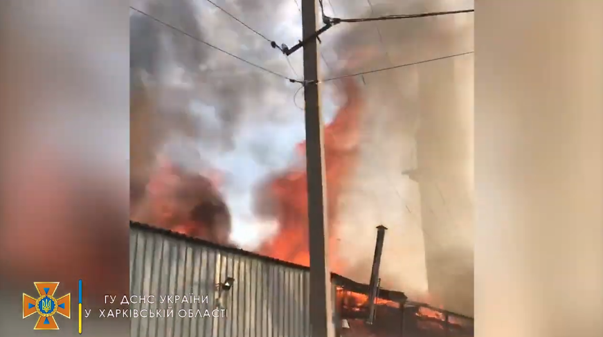 Появилось видео крупного пожара под Харьковом