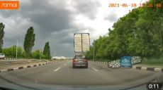 В Харькове с багажника движущегося авто слетела кровать (видео)