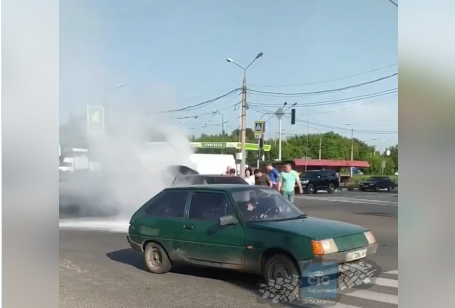 В Харькове загорелся автомобиль (видео)