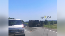 На трассе под Харьковом перевернулся груженый КАМАЗ (видео)