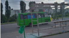 Вандалы выбили стекла в остановочном павильоне в Харькове (фото)