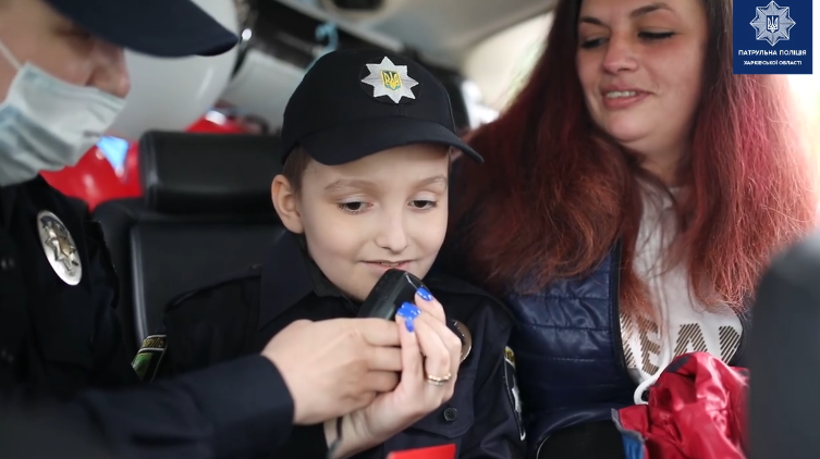 Харьковские патрульные приняли в свои ряды 9-летнего мальчика (видео)